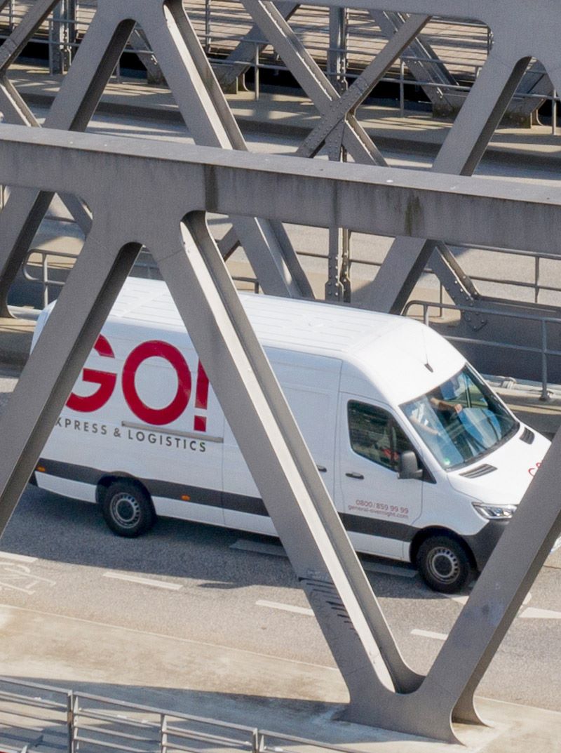 GO! Transporter fährt über eine Brücke in Hamburg